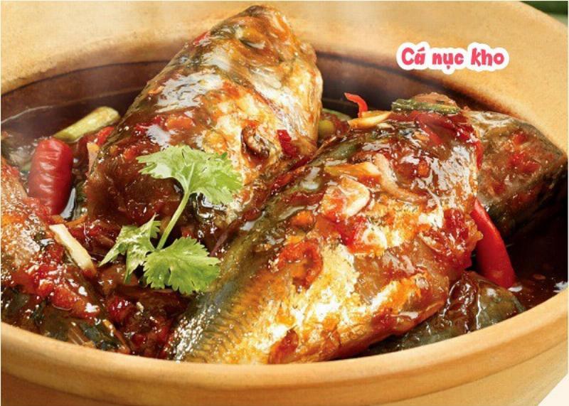 Tuyển chọn những con cá tươi ngon nhất với mắt sáng, mang đỏ, vảy bám chặt để làm cá một nắng.
